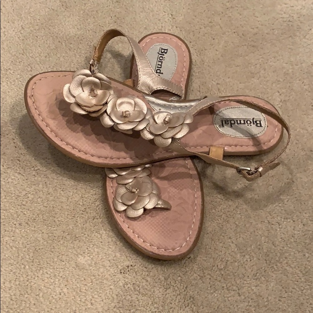 Gold leather floral bjorndal size 8.5 sandals